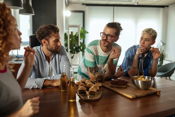 Comment créer un événement « Dîner en blanc » dans un lieu secret de votre ville avec un twist culturel local?